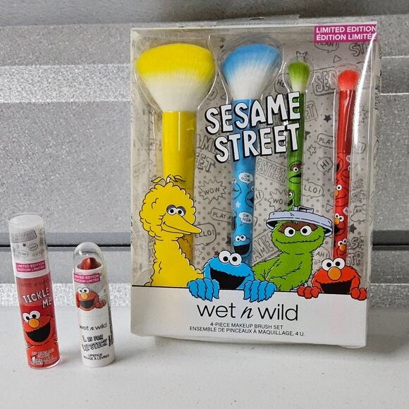 Sesame Street Wet N Wild Makeup Brushes Elmo Lip Tingling Gloss Lipstick Giggles - Picture 1 of 8